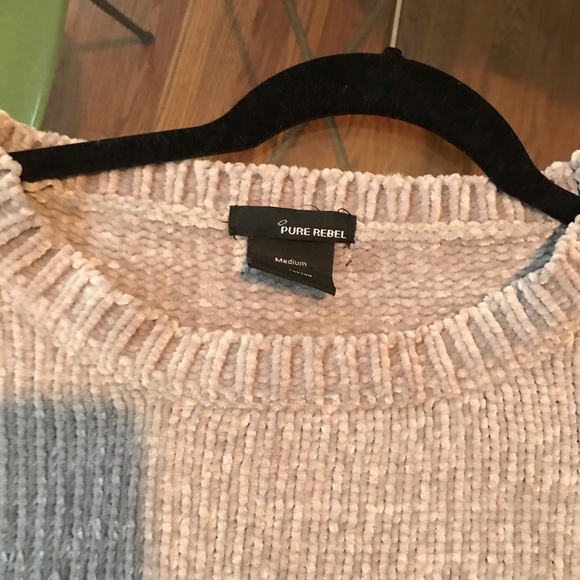 Grey, Cropped, Scalloped bottom, sweater - Picture 3 of 3